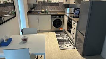 Apartment, 2 Bedrooms, Accessible, Balcony | Laundry