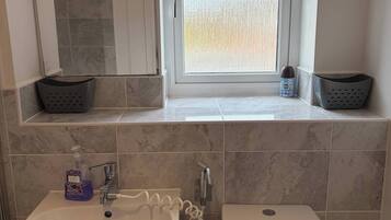 Apartment, 2 Schlafzimmer, barrierefrei, Balkon | Badezimmer