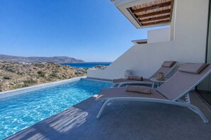 Suite Junior, kolam renang pribadi, pemandangan laut | Kolam renang