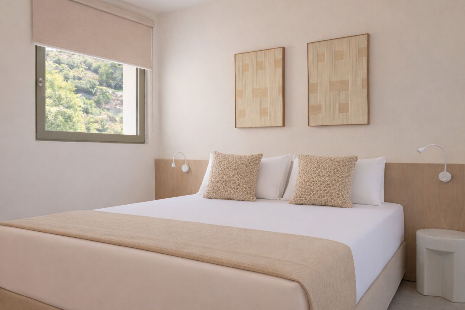 Ein Hotelzimmer mit einem großen Bett, einem Nachttisch, zwei Wandlampen und einem Fenster mit Blick ins Grüne.