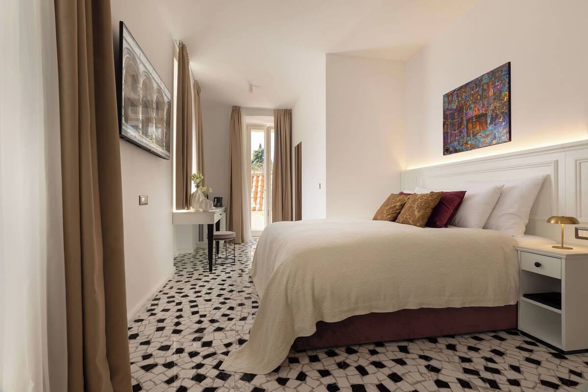 Luxe beddengoed, een minibar, een kluis op de kamer