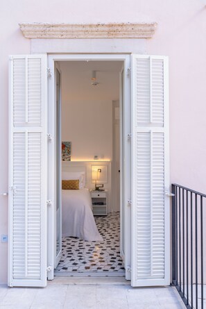 Habitación clásica, balcón | Ropa de cama de alta calidad y minibar 