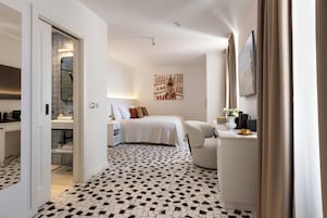 Ropa de cama de alta calidad y minibar
