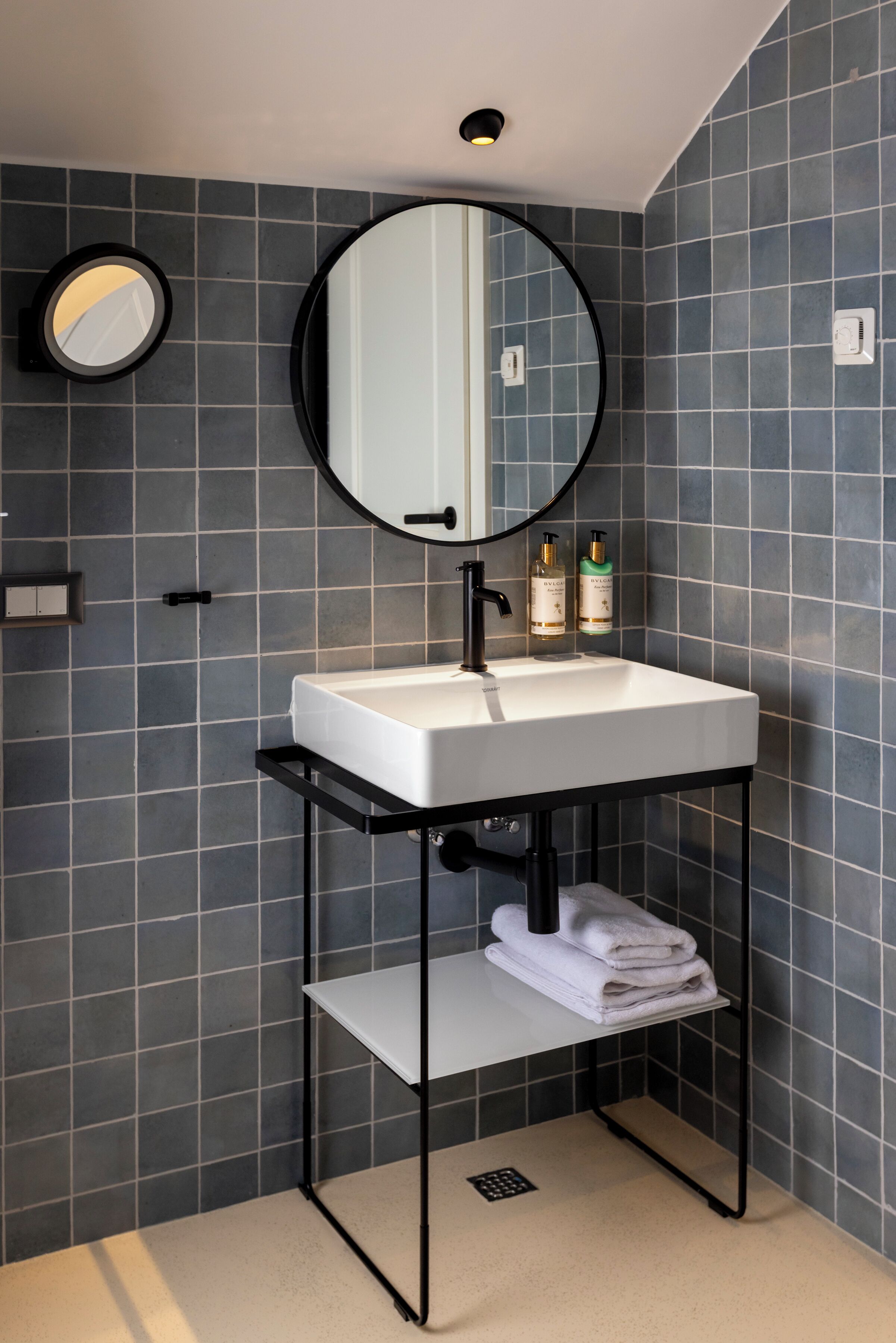 Attic Deluxe Room | Baño | Regadera, amenidades de baño gratuitas, secadora de cabello, batas 