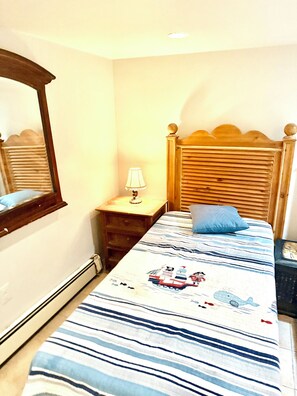 Unclassified image, 4 of 11, button - 2 BR Sub Level Hampton Bays village apartment LIRR accessible to NYC (Hampton Bays)