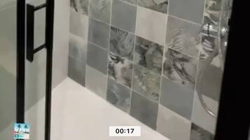 Douche, sĂšche-cheveux, serviettes fournies, savon