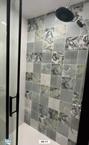 Shower, hair dryer, towels, soap - Private room in apartment 80m2 center Cannes (Cannes)