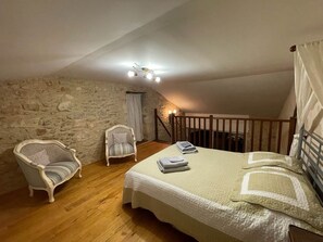 3 bedrooms, iron/ironing board, free WiFi, bed sheets - Gite La Fantaisie in the heart of the bastide towns (Salles)