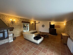 Älytelevisio, takka, kirjoja, stereot