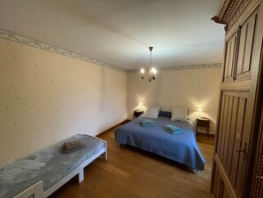 3 bedrooms, iron/ironing board, travel crib, free WiFi - Gite La Fantaisie in the heart of the bastide towns (Salles)