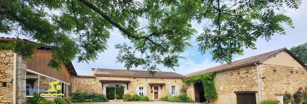 Exterior - Gite La Fantaisie in the heart of the bastide towns (Salles)