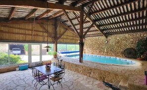 Een verwarmd zwembad