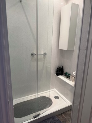 Dusche, Haartrockner, Handtücher, Seife