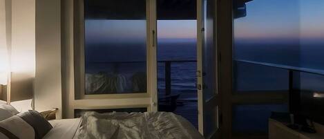 Tabla de planchar con plancha, wifi, ropa de cama