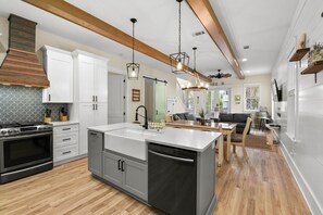 Fridge, microwave, oven, stovetop - Retreat at 30A - Santa Rosa Beach (Santa Rosa Beach)