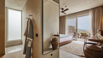 Grand Private Pool Family Residence | Ylelliset vuodevaatteet, minibaari, tallelokero huoneessa