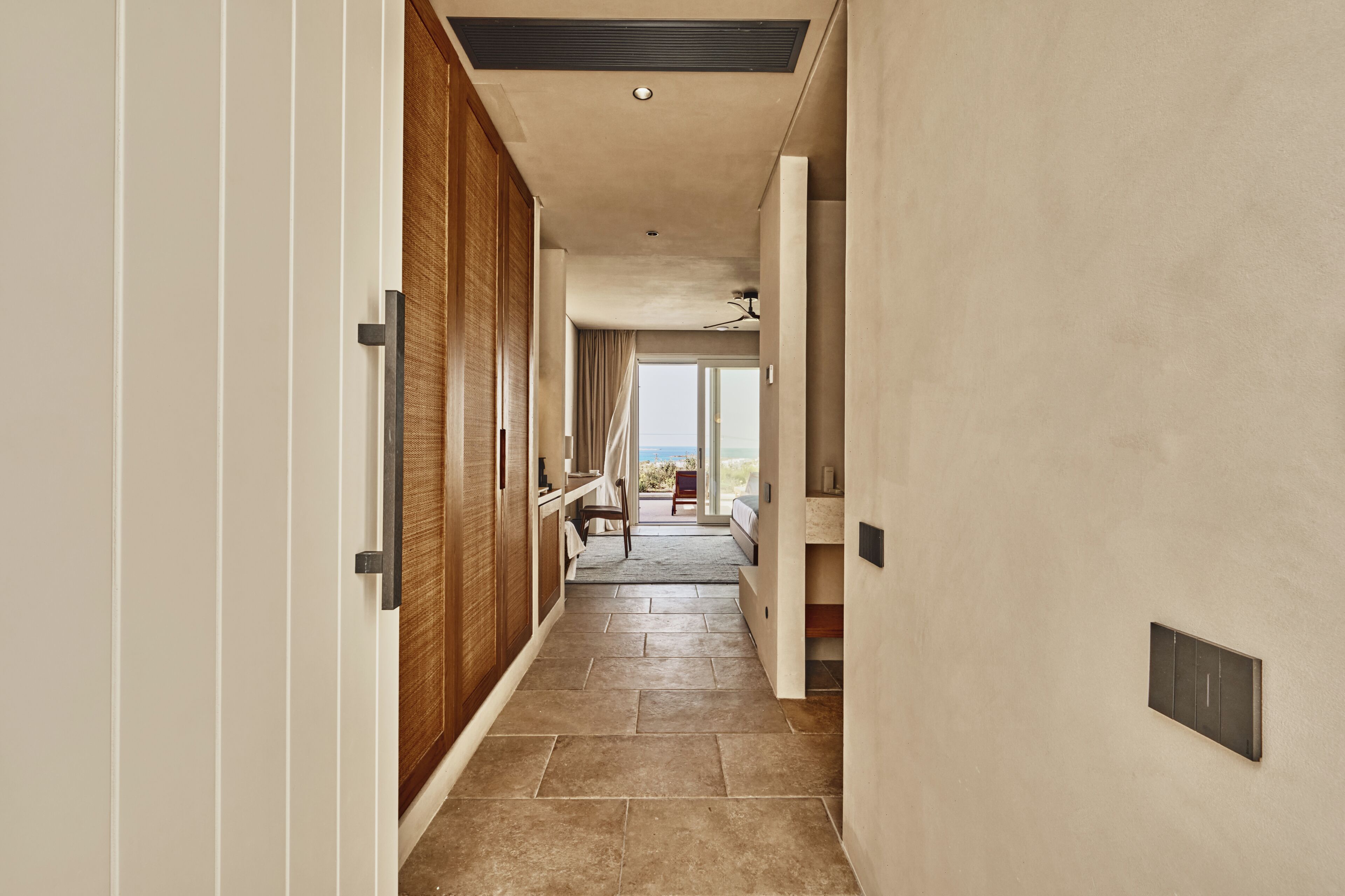 Essence Private Pool Suite | Ylelliset vuodevaatteet, minibaari, tallelokero huoneessa