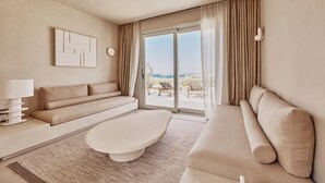 Un salon moderne avec un canapé, une table basse et une vue sur l’extérieur.