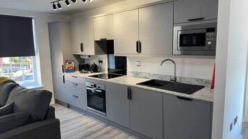 Kühlschrank, Mikrowelle, Ofen, Herdplatte