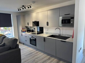 Kühlschrank, Mikrowelle, Ofen, Herdplatte