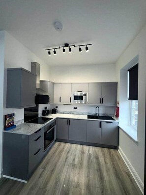 Kühlschrank, Mikrowelle, Ofen, Herdplatte