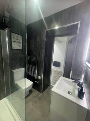 Hair dryer - Apt 6: Modern/ newly renovated Free Parking (Liverpool)