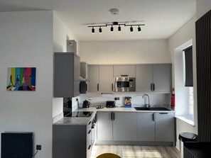 Frigorífico, microondas, horno y placa de cocina