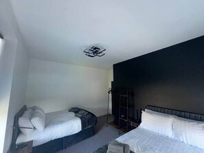 2 dormitorios, tabla de planchar con plancha, wifi y ropa de cama