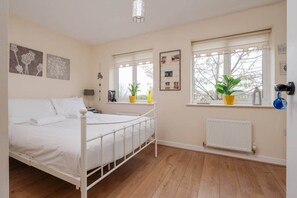 Room - 2 Bedroom Home Garden Parking WI-FI self check in (Bootle)