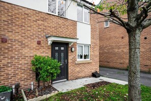 Exterior detail - 2 Bedroom Home Garden Parking WI-FI self check in (Bootle)