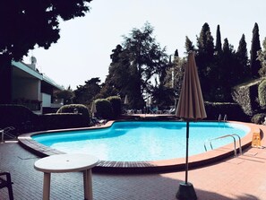 Pool - Charmantes Apartment - Seeblick! (Gardone Riviera)