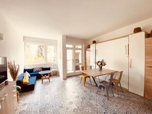 TV - Charmantes Apartment - Seeblick! (Gardone Riviera)