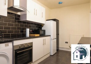 Private kitchen - Delightful 5-bedroom house in charming Reading perfect for families (Reading)