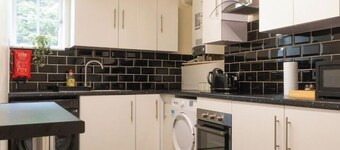 Delightful 5-bedroom house in charming Reading perfect for families
