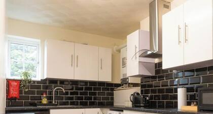 Delightful 5-bedroom house in charming Reading perfect for families