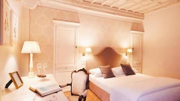 デラックス ダブルルーム コートヤードビュー | ミニバー、セーフティボックス (室内)、防音設備、アイロン / アイロン台