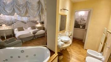 Grand-Suite, Stadtblick | Badezimmer | Hausschuhe