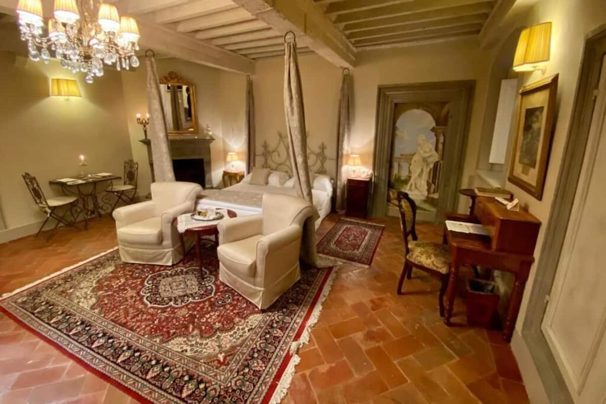 Royal Suite | Minibar, in-room safe, soundproofing, iron/ironing board