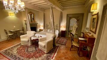 Royal-sviitti | Minibaari, tallelokero huoneessa, äänieristys, silitysrauta/-lauta