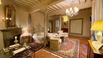 Royal Suite | Minibar, in-room safe, soundproofing, iron/ironing board