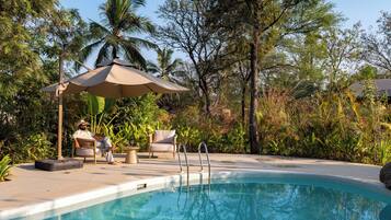 สระว่ายน้ำกลางแจ้ง