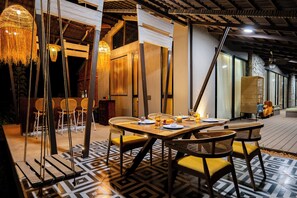 Outdoor dining - ELIVAAS prive Tapovana Zarae with Garden (Gauribidanur)