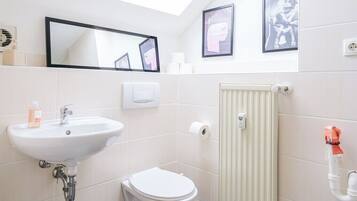 Douche, serviettes fournies, savon, shampoing