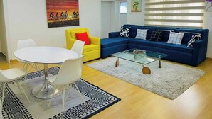 Luxury-Apartment, Balkon, Stadtblick | Wohnbereich