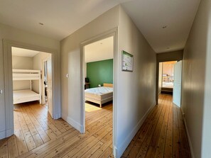 6 bedrooms, WiFi, bed sheets