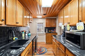 Fridge, microwave, oven, stovetop - The Lemon Twist at Carolina Beach (Carolina Beach)