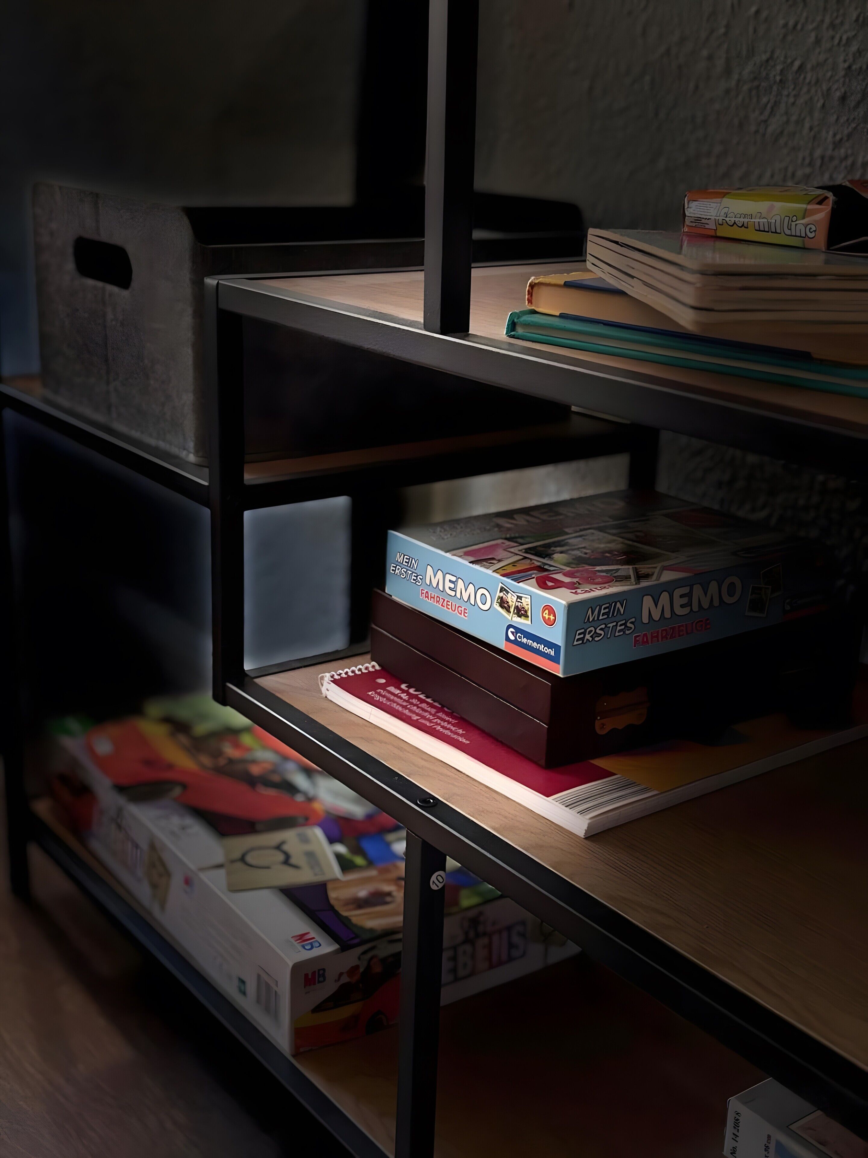 Un bureau avec un carnet, une boîte étiquetée « Mon premier mémo » et une pile de livres.