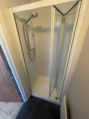 Shower, hair dryer, towels, soap - Penthouse near Botanic (Belfast)