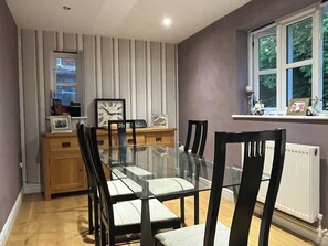 Dining room - Room-the Woodland View Room (Bedford)