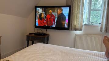 Room, 1 Bedroom, Fireplace | Room amenity